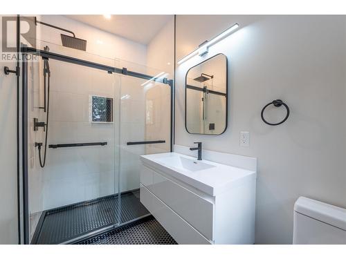 1350 Kai Road, Nelson, BC - Indoor Photo Showing Bathroom