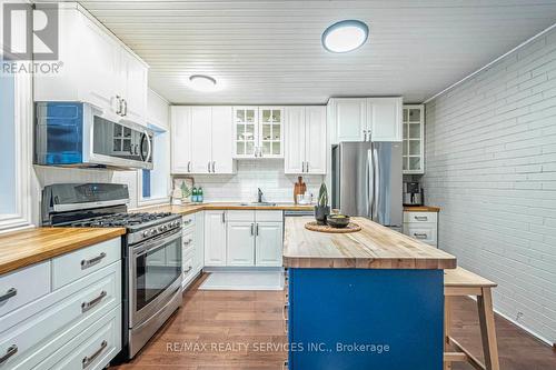 112 Court Street N, Milton, ON - Indoor Photo Showing Kitchen With Stainless Steel Kitchen With Upgraded Kitchen