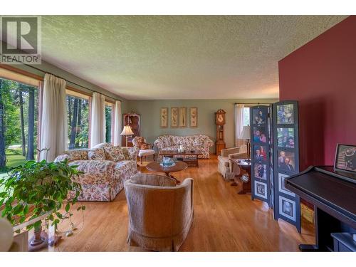 1309 Selkirk Drive, Golden, BC - Indoor Photo Showing Living Room