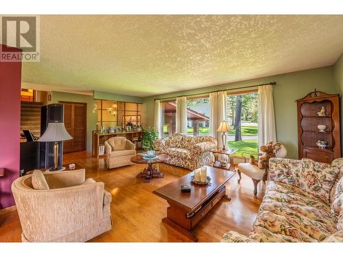 1309 Selkirk Drive, Golden, BC - Indoor Photo Showing Living Room