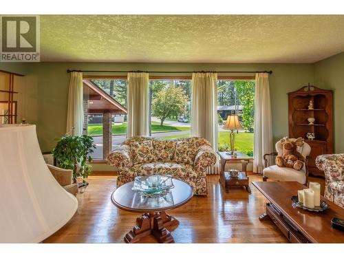 1309 Selkirk Drive, Golden, BC - Indoor Photo Showing Living Room