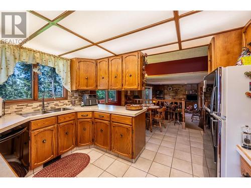 1309 Selkirk Drive, Golden, BC - Indoor Photo Showing Kitchen With Double Sink