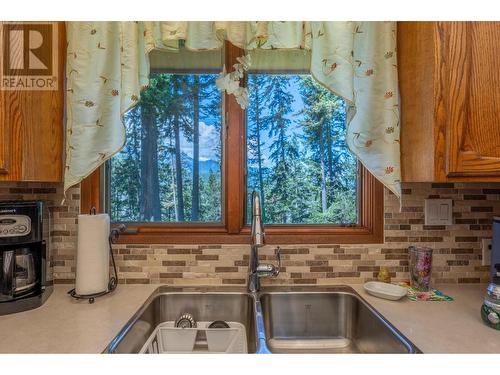 1309 Selkirk Drive, Golden, BC - Indoor Photo Showing Kitchen With Double Sink