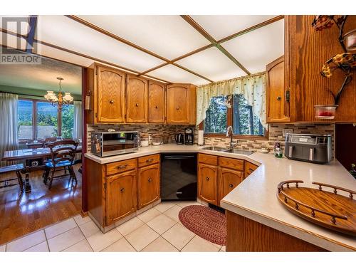 1309 Selkirk Drive, Golden, BC - Indoor Photo Showing Kitchen