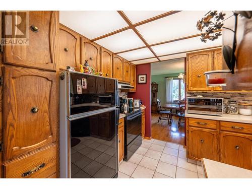 1309 Selkirk Drive, Golden, BC - Indoor Photo Showing Kitchen