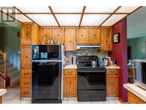 1309 Selkirk Drive, Golden, BC - Indoor Photo Showing Kitchen