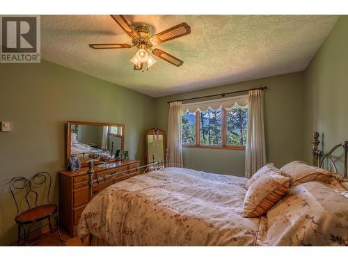 1309 Selkirk Drive, Golden, BC - Indoor Photo Showing Bedroom