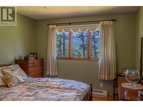 1309 Selkirk Drive, Golden, BC - Indoor Photo Showing Bedroom