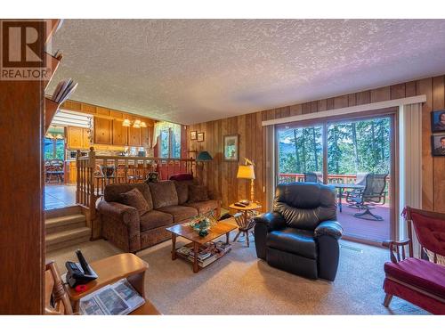 1309 Selkirk Drive, Golden, BC - Indoor Photo Showing Living Room