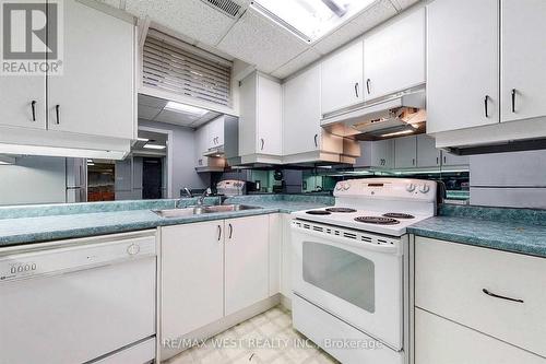 71 Woodgreen Drive, Vaughan, ON - Indoor Photo Showing Kitchen With Double Sink