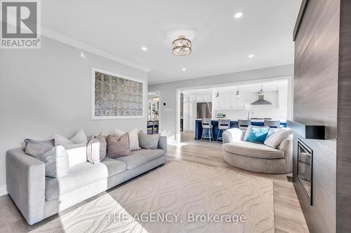 2132 Chatsworth Avenue, Oakville, ON - Indoor Photo Showing Living Room