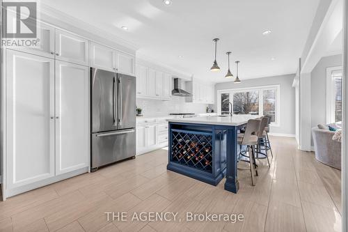 2132 Chatsworth Avenue, Oakville, ON - Indoor Photo Showing Kitchen With Upgraded Kitchen