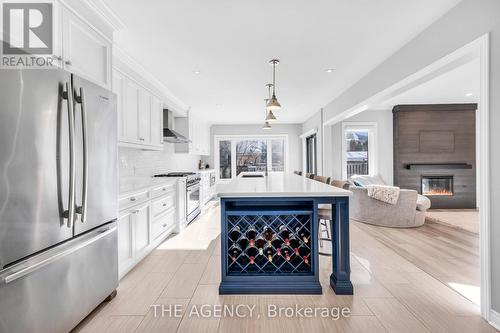 2132 Chatsworth Avenue, Oakville, ON - Indoor Photo Showing Kitchen With Upgraded Kitchen