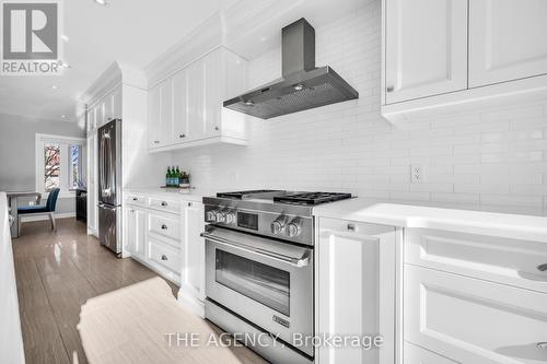 2132 Chatsworth Avenue, Oakville, ON - Indoor Photo Showing Kitchen With Upgraded Kitchen