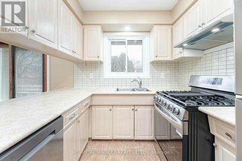 55 Morning Dew Drive, Brantford, ON - Indoor Photo Showing Kitchen With Double Sink With Upgraded Kitchen