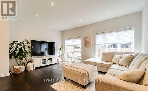 32 Greenwich Avenue, Hamilton, ON - Indoor Photo Showing Living Room