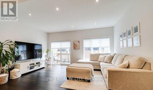 32 Greenwich Avenue, Hamilton, ON - Indoor Photo Showing Living Room