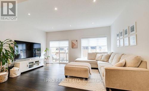 32 Greenwich Avenue, Hamilton, ON - Indoor Photo Showing Living Room