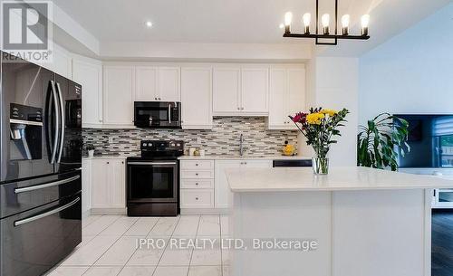 32 Greenwich Avenue, Hamilton, ON - Indoor Photo Showing Kitchen With Upgraded Kitchen