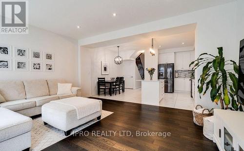 32 Greenwich Avenue, Hamilton, ON - Indoor Photo Showing Living Room