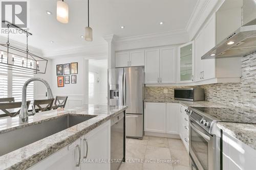 5915 Whitehorn Avenue, Mississauga, ON - Indoor Photo Showing Kitchen With Stainless Steel Kitchen With Upgraded Kitchen