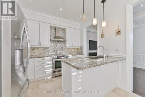 5915 Whitehorn Avenue, Mississauga, ON - Indoor Photo Showing Kitchen With Upgraded Kitchen