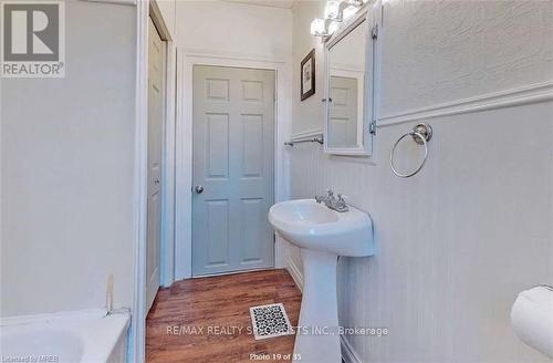 225 Dundas Street, Woodstock, ON - Indoor Photo Showing Bathroom