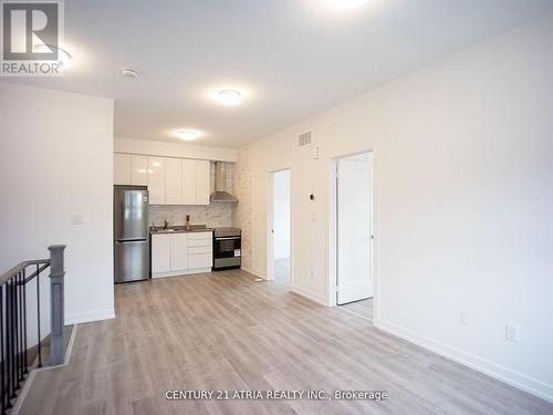 Coach H - 1 Sugarberry Avenue, Markham, ON - Indoor Photo Showing Kitchen