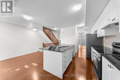 71 Holyrood Crescent, Vaughan, ON - Indoor Photo Showing Kitchen