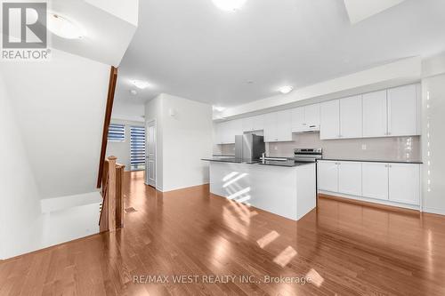 71 Holyrood Crescent, Vaughan, ON - Indoor Photo Showing Kitchen