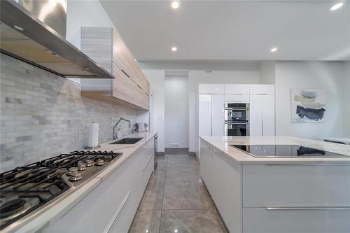 1023 Weatherdon Avenue, Winnipeg, MB - Indoor Photo Showing Kitchen With Upgraded Kitchen