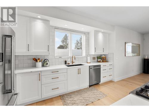 415 Curlew Drive, Kelowna, BC - Indoor Photo Showing Kitchen