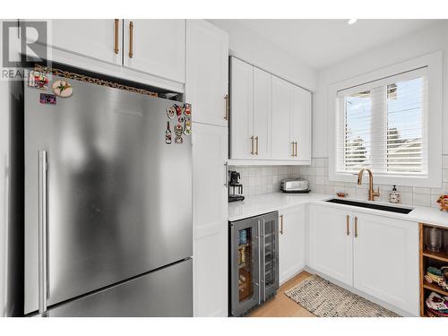 415 Curlew Drive, Kelowna, BC - Indoor Photo Showing Kitchen