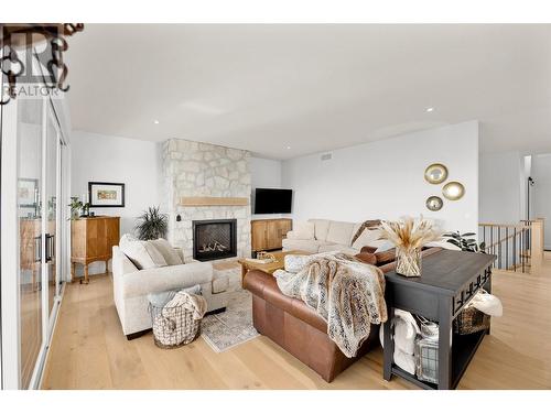 415 Curlew Drive, Kelowna, BC - Indoor Photo Showing Living Room With Fireplace