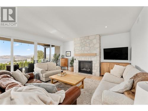 415 Curlew Drive, Kelowna, BC - Indoor Photo Showing Living Room With Fireplace