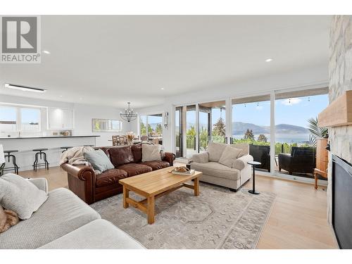 415 Curlew Drive, Kelowna, BC - Indoor Photo Showing Living Room