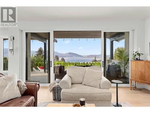 415 Curlew Drive, Kelowna, BC - Indoor Photo Showing Living Room