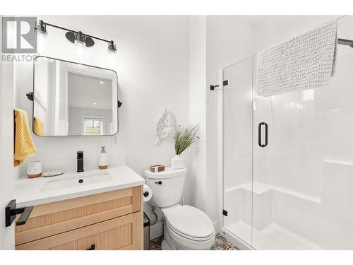 415 Curlew Drive, Kelowna, BC - Indoor Photo Showing Bathroom