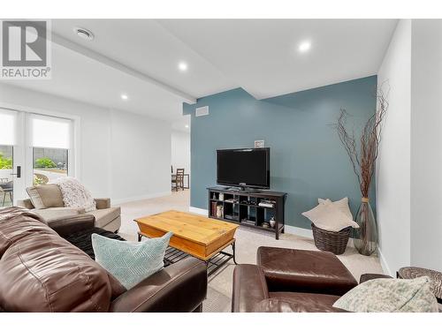 415 Curlew Drive, Kelowna, BC - Indoor Photo Showing Living Room