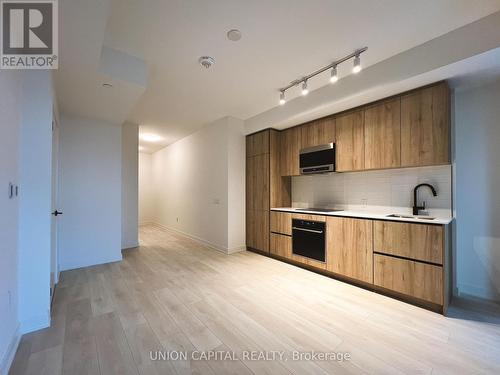 1612 - 117 Broadway Avenue, Toronto, ON - Indoor Photo Showing Kitchen