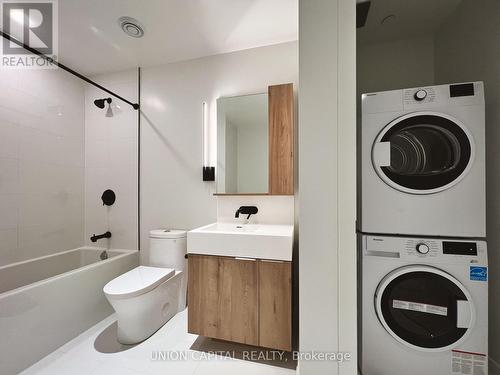 1612 - 117 Broadway Avenue, Toronto, ON - Indoor Photo Showing Laundry Room