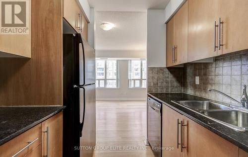 911 - 310 Burnhamthorpe Road W, Mississauga, ON - Indoor Photo Showing Kitchen With Double Sink