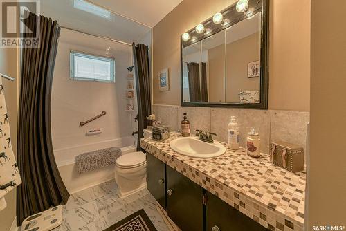 1122 Warner Street W, Moose Jaw, SK - Indoor Photo Showing Bathroom