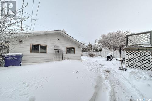 1122 Warner Street W, Moose Jaw, SK - Outdoor