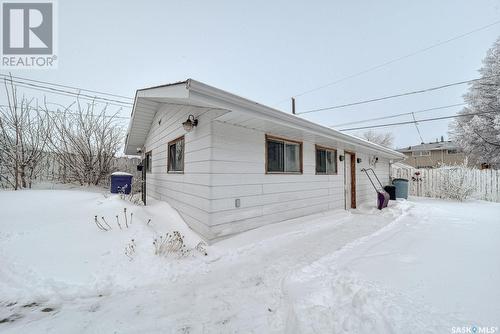 1122 Warner Street W, Moose Jaw, SK - Outdoor