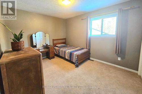 22 Kellard Street, Laurentian Valley, ON - Indoor Photo Showing Bedroom