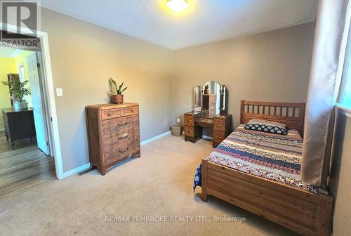 22 Kellard Street, Laurentian Valley, ON - Indoor Photo Showing Bedroom