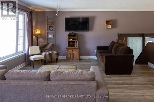 22 Kellard Street, Laurentian Valley, ON - Indoor Photo Showing Living Room