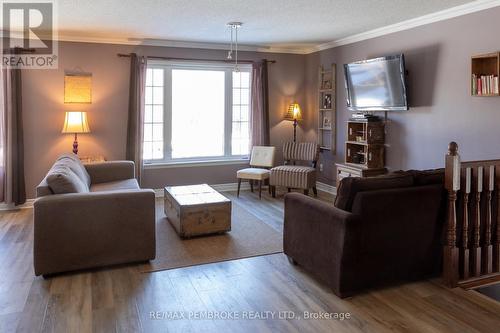 22 Kellard Street, Laurentian Valley, ON - Indoor Photo Showing Living Room