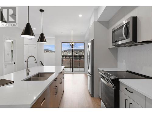 1225 Findlay Road Unit# 7, Kelowna, BC - Indoor Photo Showing Kitchen With Double Sink With Upgraded Kitchen